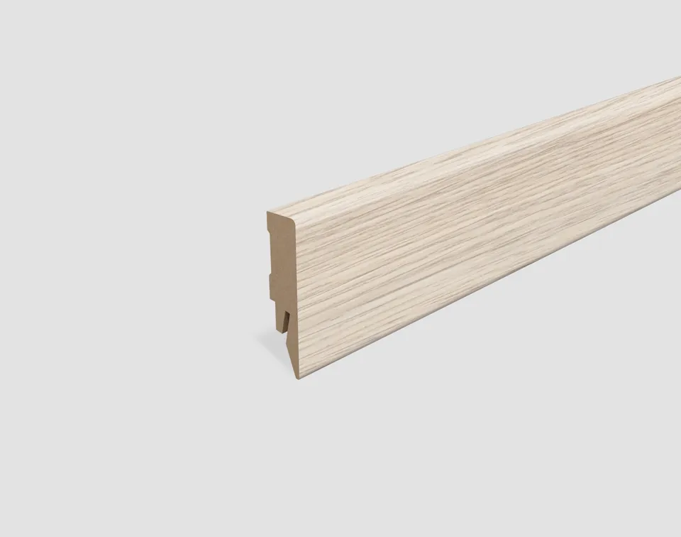 egger-home-sockelleiste-l547-eiche-weiss-2400-mm-kubisch image 1