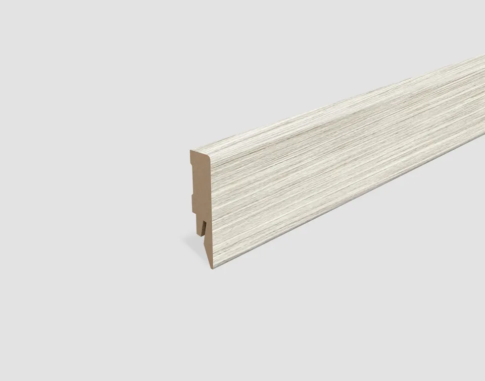 egger-home-sockelleiste-l557-eiche-hellgrau-2400-mm-kubisch image 1